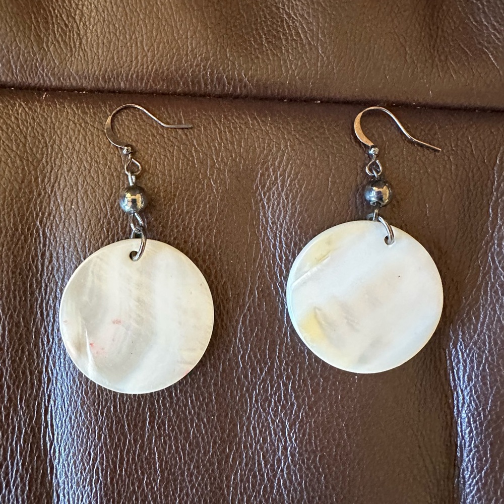 mother of pearl medallion and matching earrings set w/ adjust necklace - NWOT - Picture 4 of 4